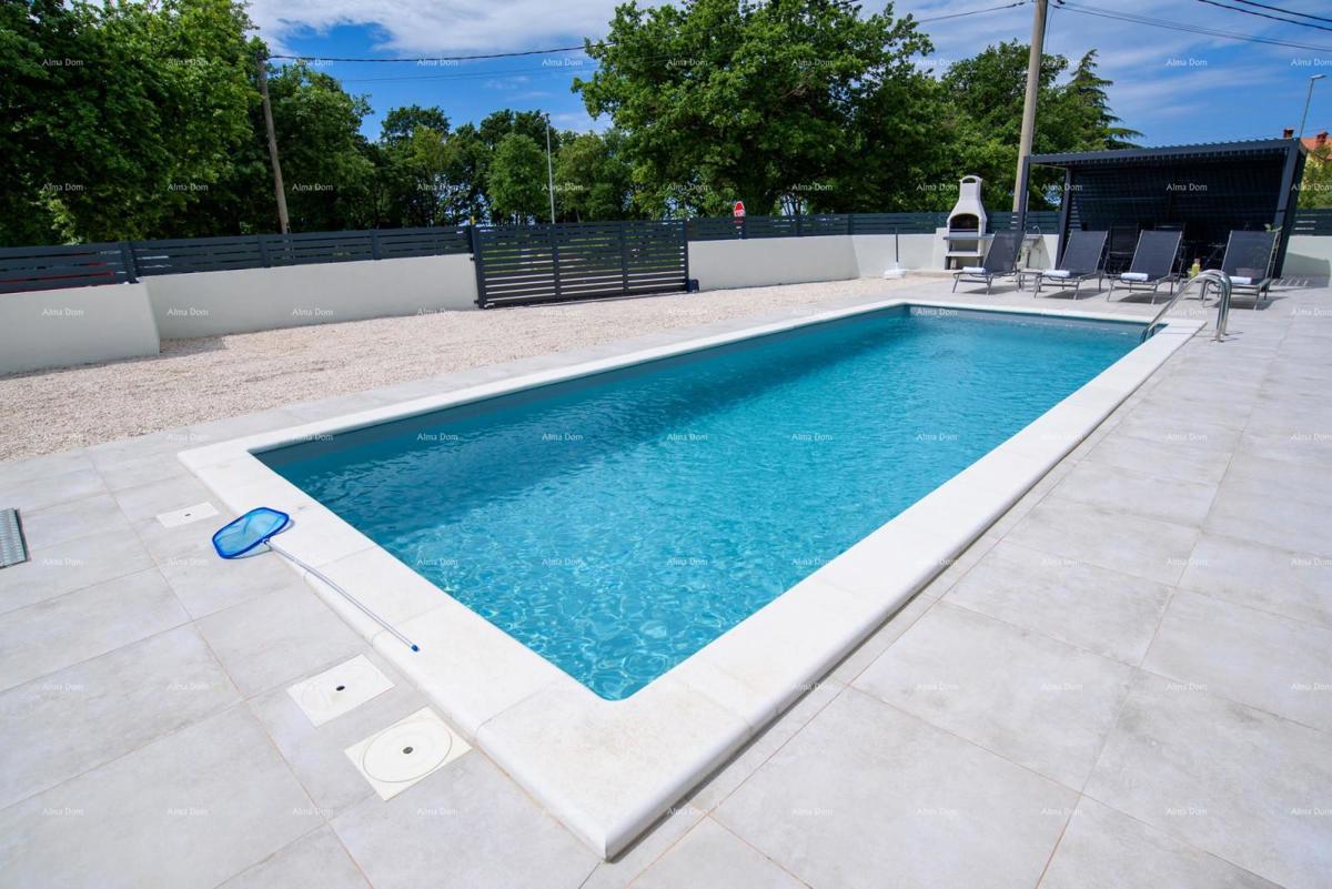 KANFANAR, MODERNA VILA PRIZEMNICA S BAZENOM – MIRNA LOKACIJA