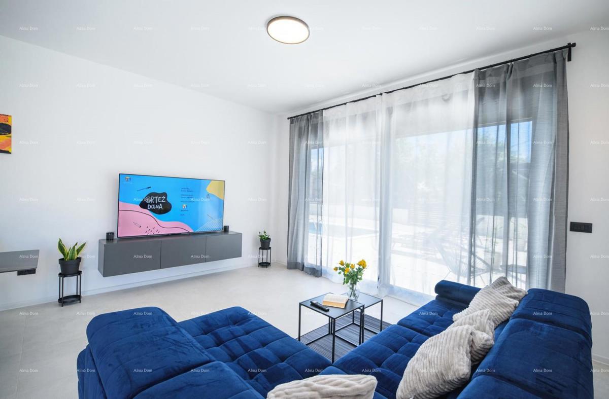 KANFANAR, MODERNA VILA PRIZEMNICA S BAZENOM – MIRNA LOKACIJA