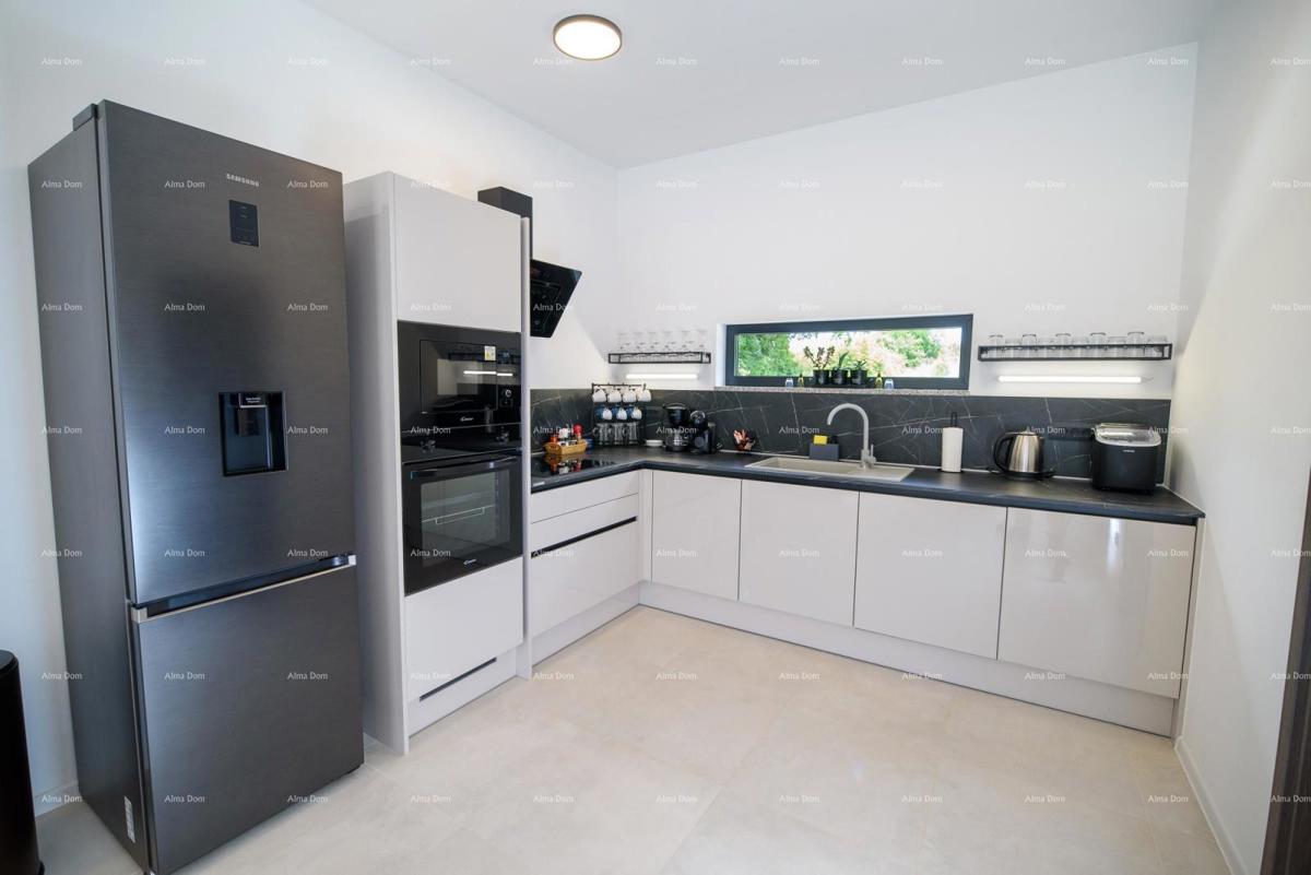 KANFANAR, MODERNA VILA PRIZEMNICA S BAZENOM – MIRNA LOKACIJA