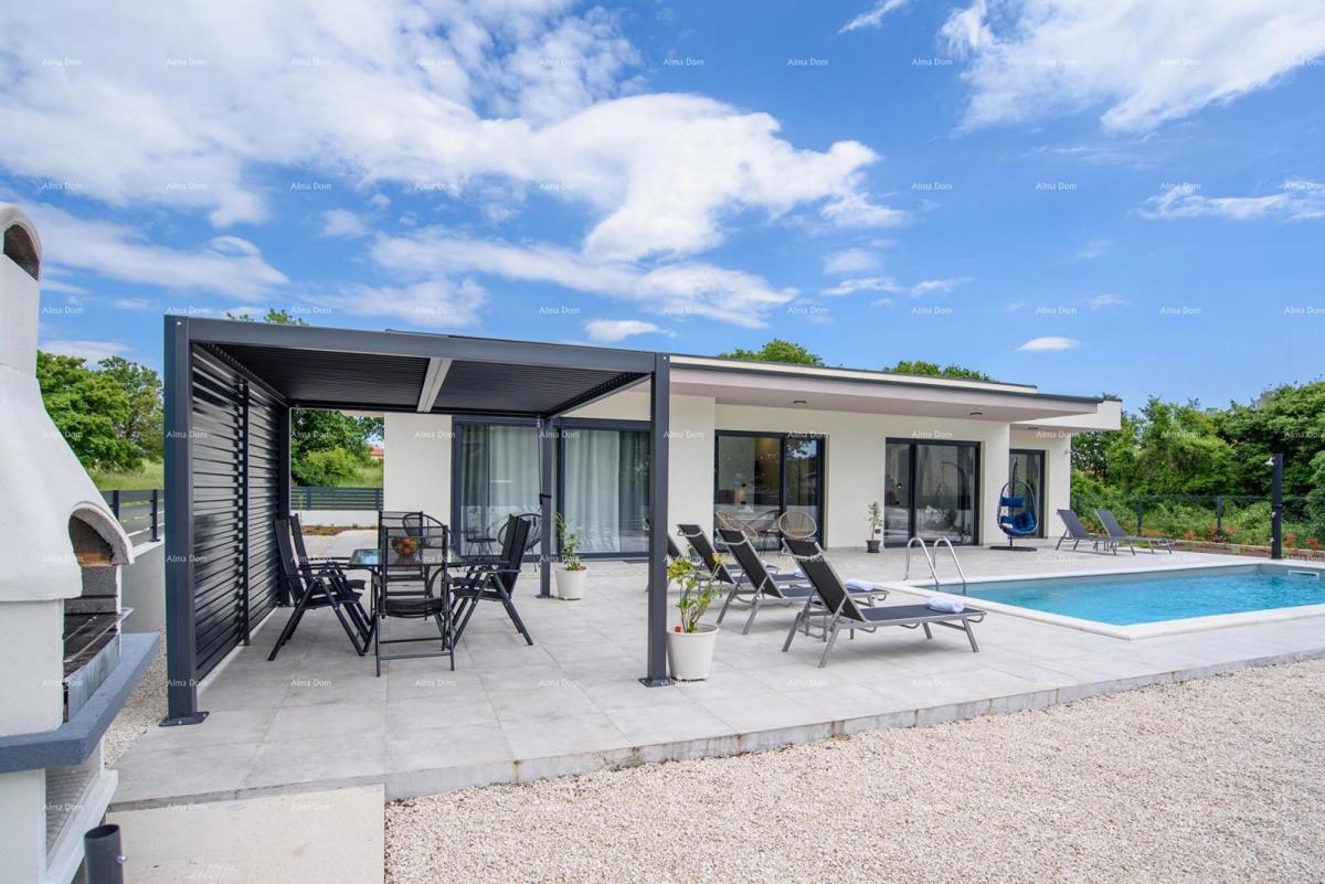 KANFANAR, MODERNA VILA PRIZEMNICA S BAZENOM – MIRNA LOKACIJA