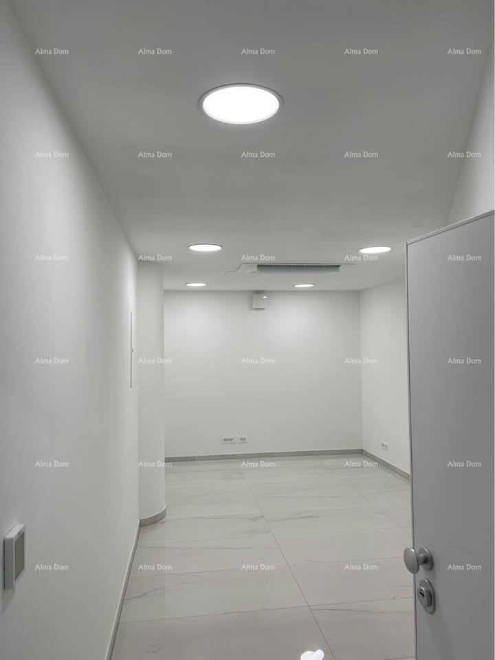 Prodajemo poslovni prostor v centru Pule.