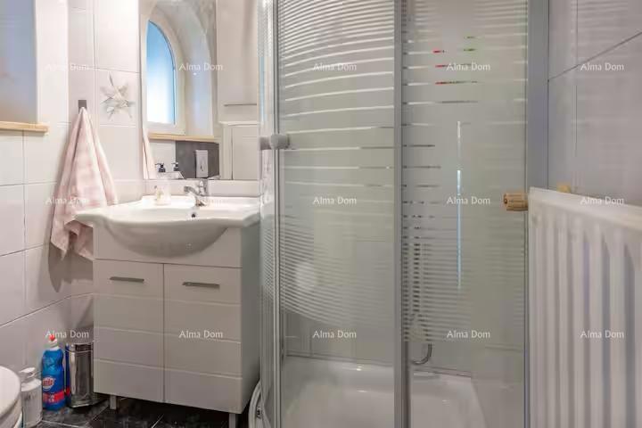 Odlična priložnost! Prodaja - atraktivna hiša s bazenom in urejenim dvoriščem, Banjole!