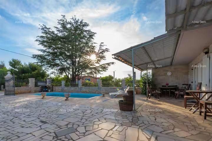 Odlična priložnost! Prodaja - atraktivna hiša s bazenom in urejenim dvoriščem, Banjole!