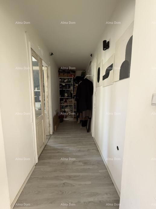 Pula, hiša z dvoriščem in pomožno zgradbo