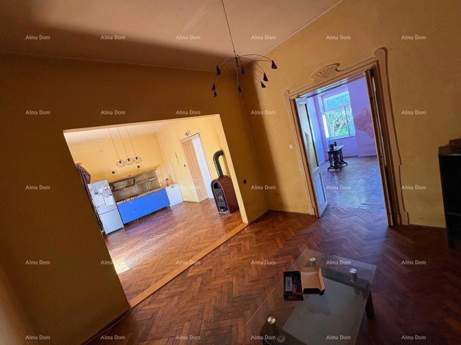 Pula, hiša z dvoriščem in pomožno zgradbo