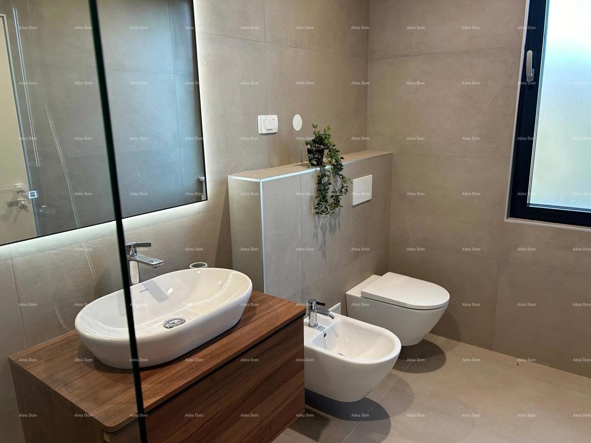 Na prodaj je moderna hiša s bazenom, ki se nahaja v idilični vasici blizu Rovinja.