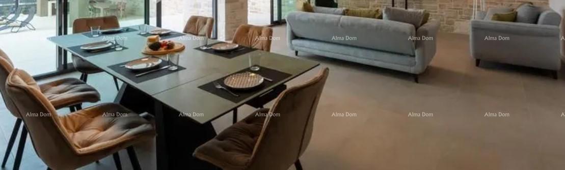 Na prodaj je moderna hiša s bazenom, ki se nahaja v idilični vasici blizu Rovinja.