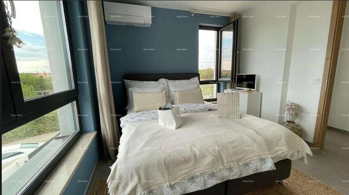 Moderna vila v Istri s pogledom na morje, strešno teraso in urejenim vrtom – 800 m od plaže