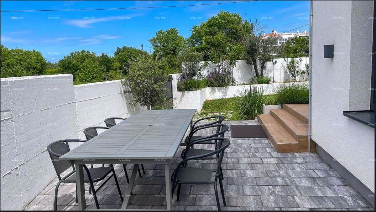 Moderna vila v Istri s pogledom na morje, strešno teraso in urejenim vrtom – 800 m od plaže