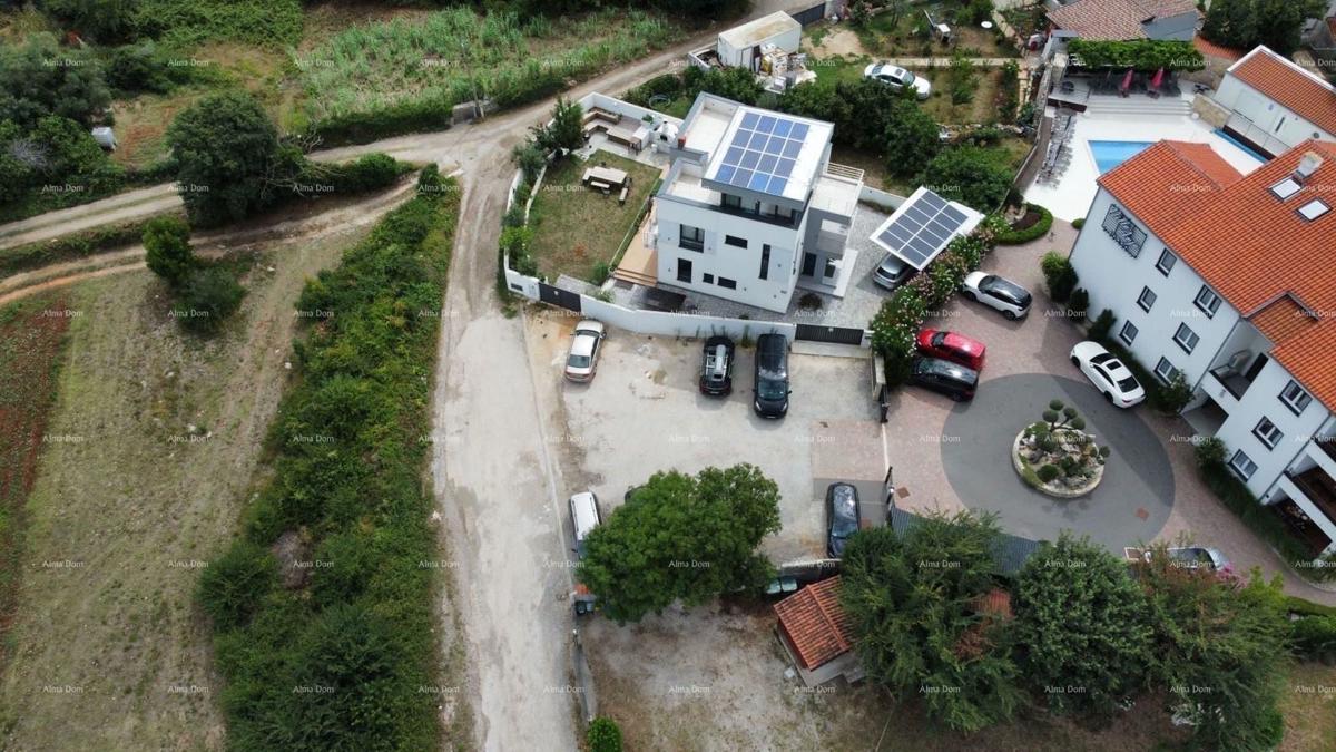 Moderna vila v Istri s pogledom na morje, strešno teraso in urejenim vrtom – 800 m od plaže