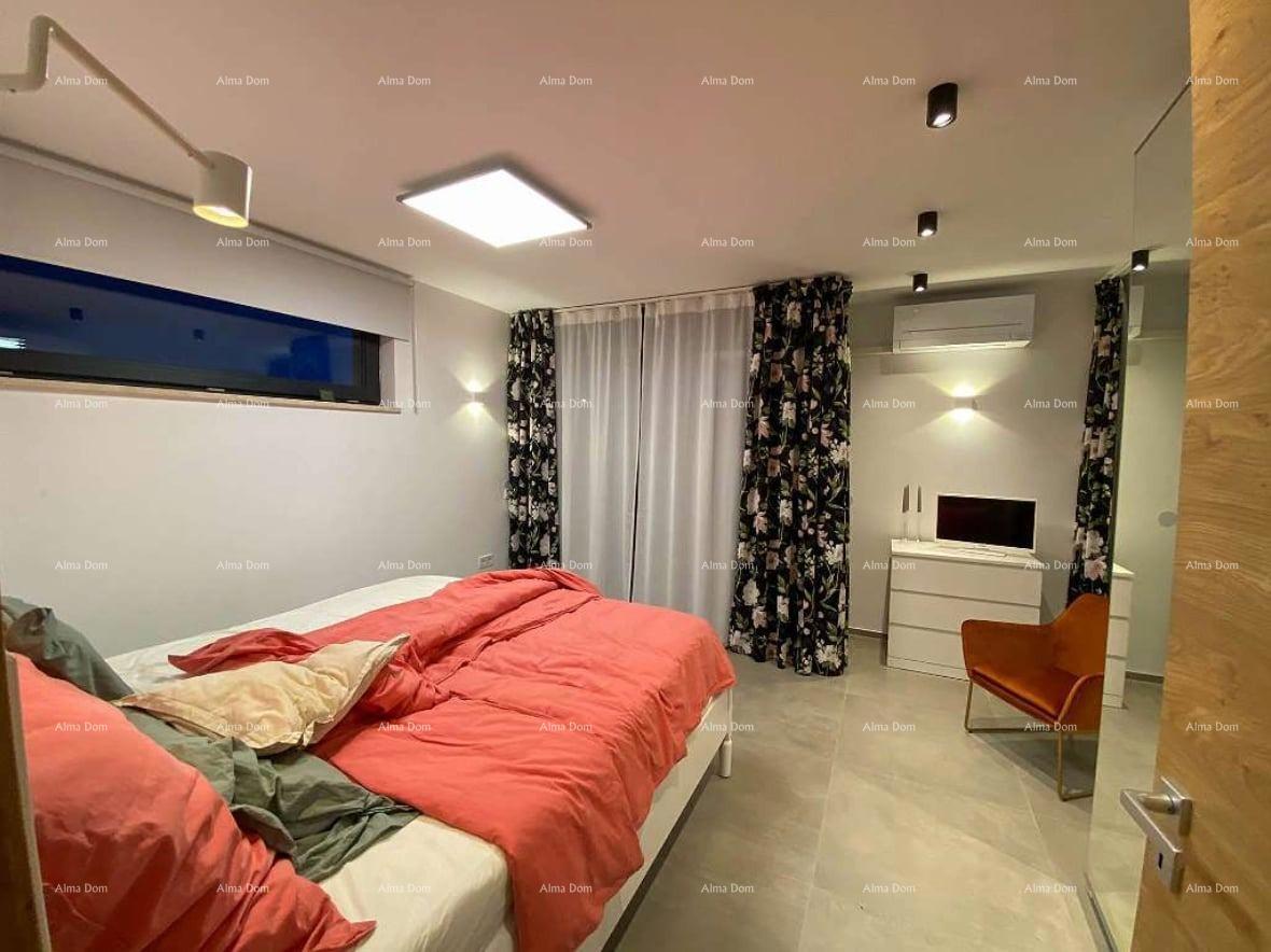 Moderna vila v Istri s pogledom na morje, strešno teraso in urejenim vrtom – 800 m od plaže