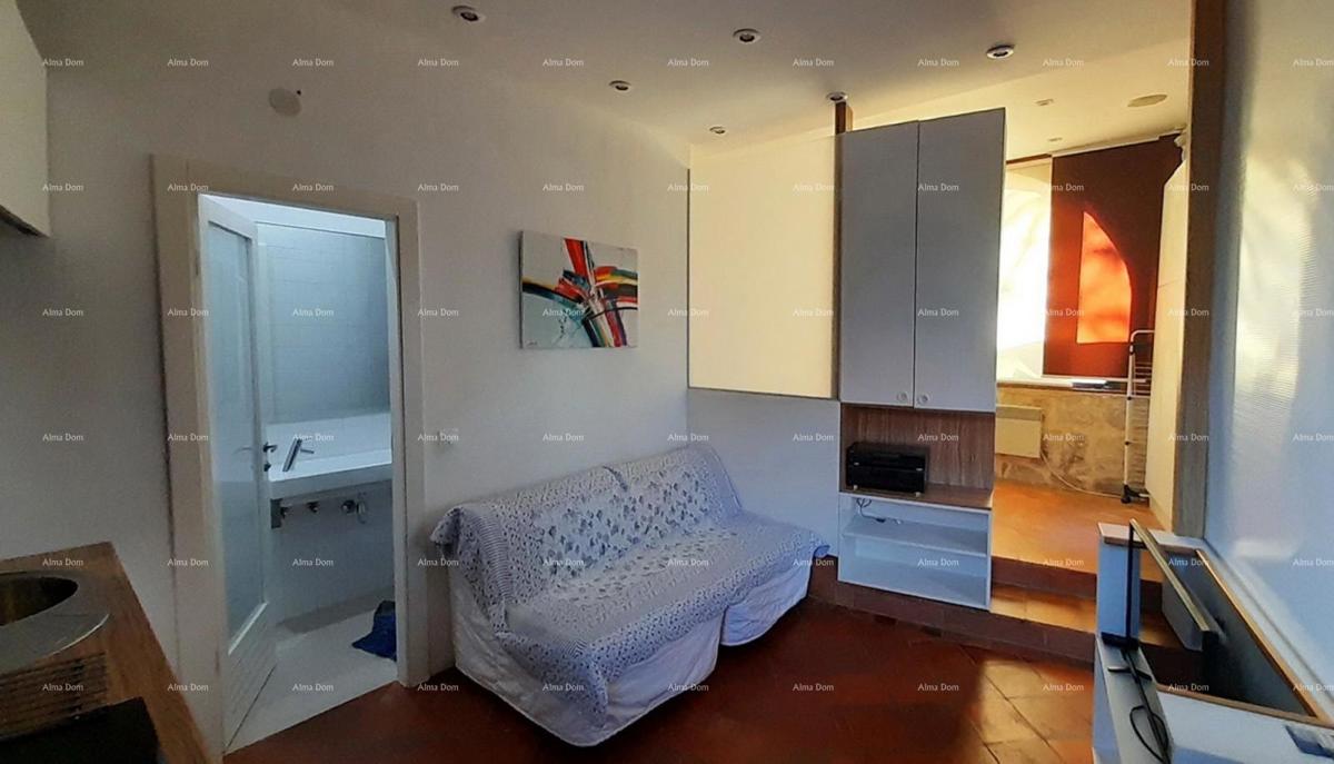 Funtana, Prodaja kamene kuće s pogledom na more