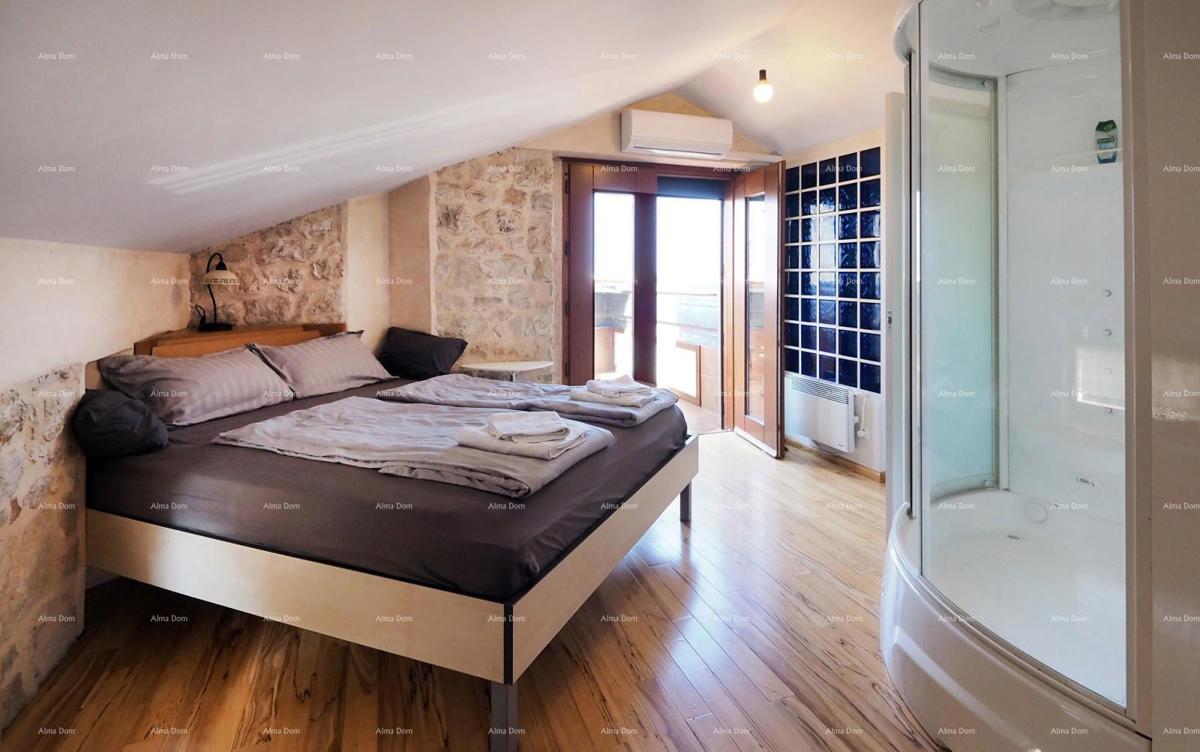 Funtana, Prodaja kamene kuće s pogledom na more