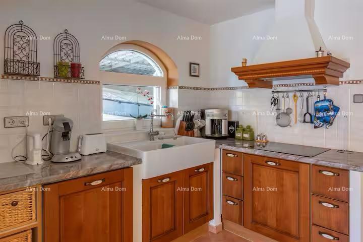 Odlična priložnost! Prodaja - atraktivna hiša s bazenom in urejenim dvoriščem, Banjole!