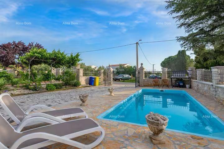 Odlična priložnost! Prodaja - atraktivna hiša s bazenom in urejenim dvoriščem, Banjole!