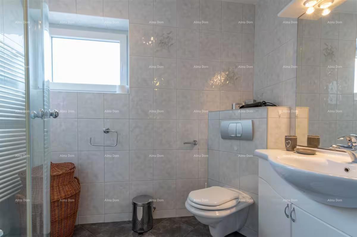 Odlična priložnost! Prodaja - atraktivna hiša s bazenom in urejenim dvoriščem, Banjole!