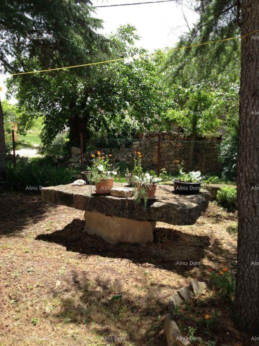 Na prodaj je hiša z veliko dvorišče, 5 km od Poreča.