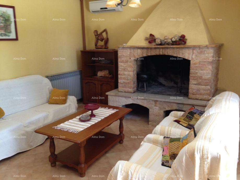 Na prodaj je hiša z veliko dvorišče, 5 km od Poreča.