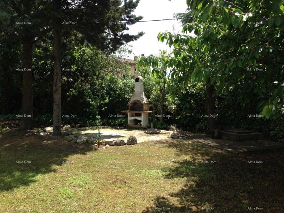 Na prodaj je hiša z veliko dvorišče, 5 km od Poreča.