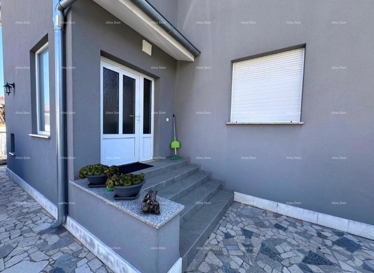 Hiša z dovoljenjem za gradnjo 4 stanovanj!