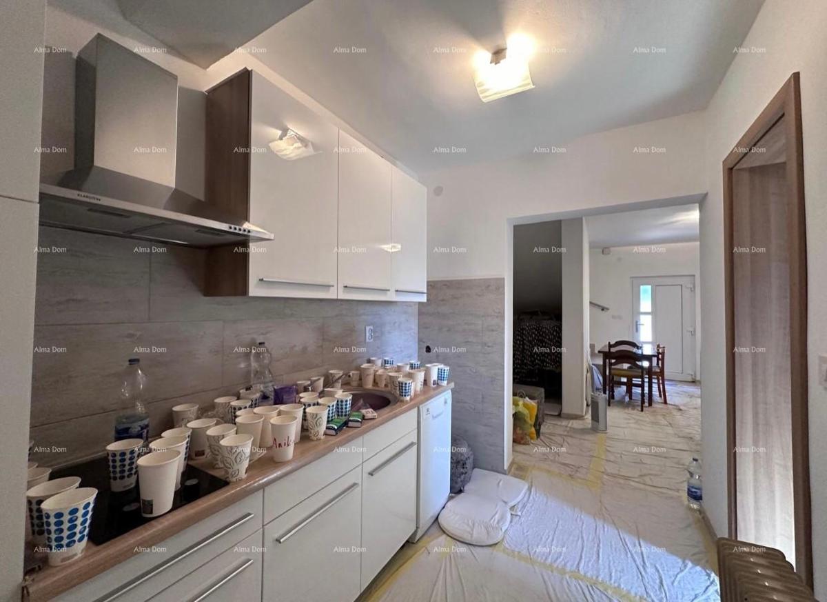 Hiša z dovoljenjem za gradnjo 4 stanovanj!