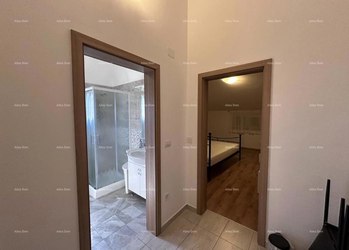 Hiša z dovoljenjem za gradnjo 4 stanovanj!