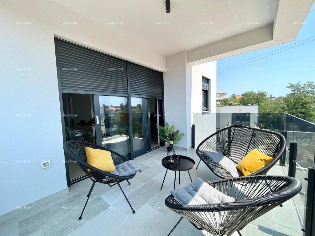 Moderna hiša s bazenom v Medulinu, idealna za družino ali naložbo!