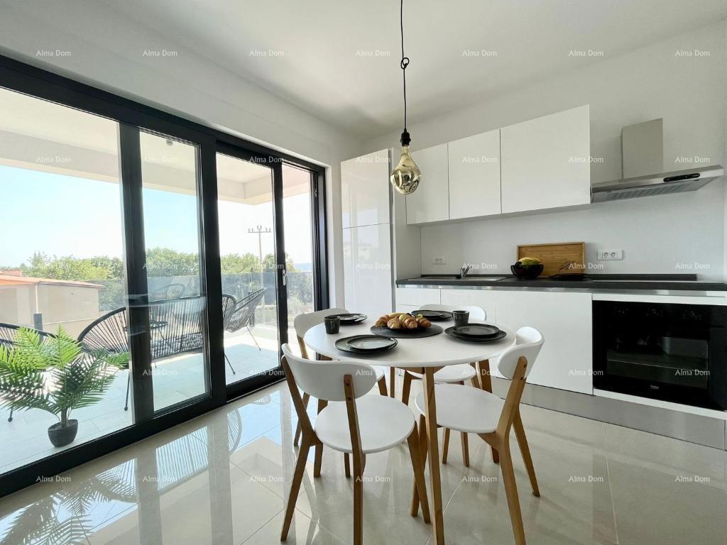 Moderna hiša s bazenom v Medulinu, idealna za družino ali naložbo!