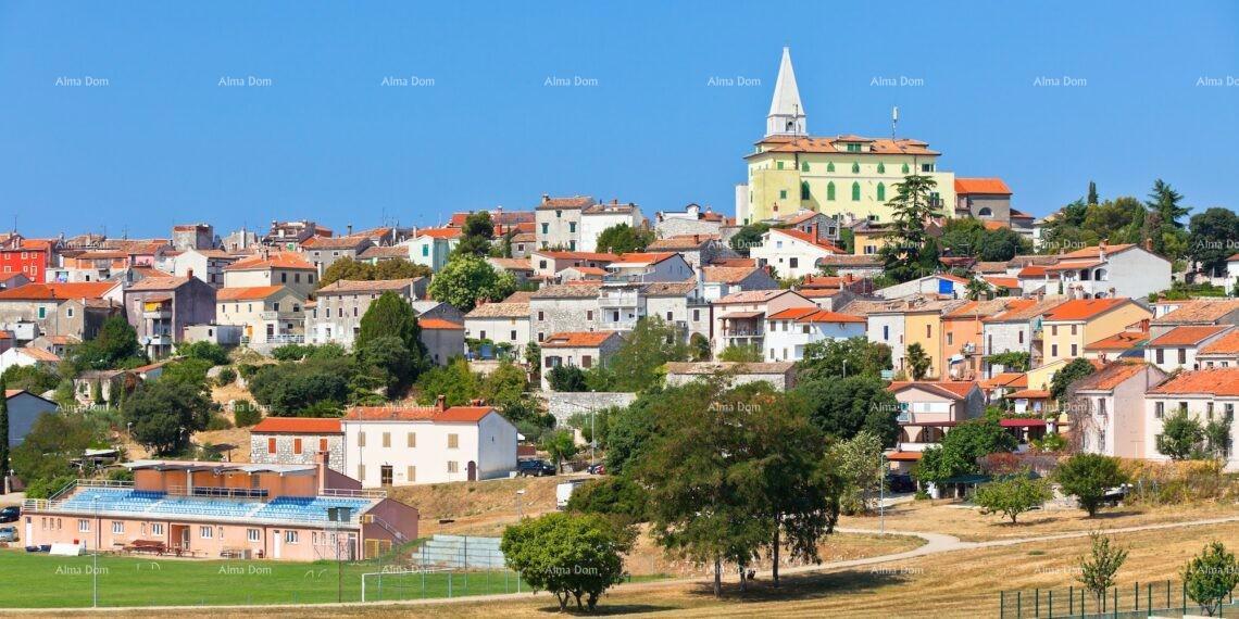 Prodamo kamnito hišo v centru Brtonigle.