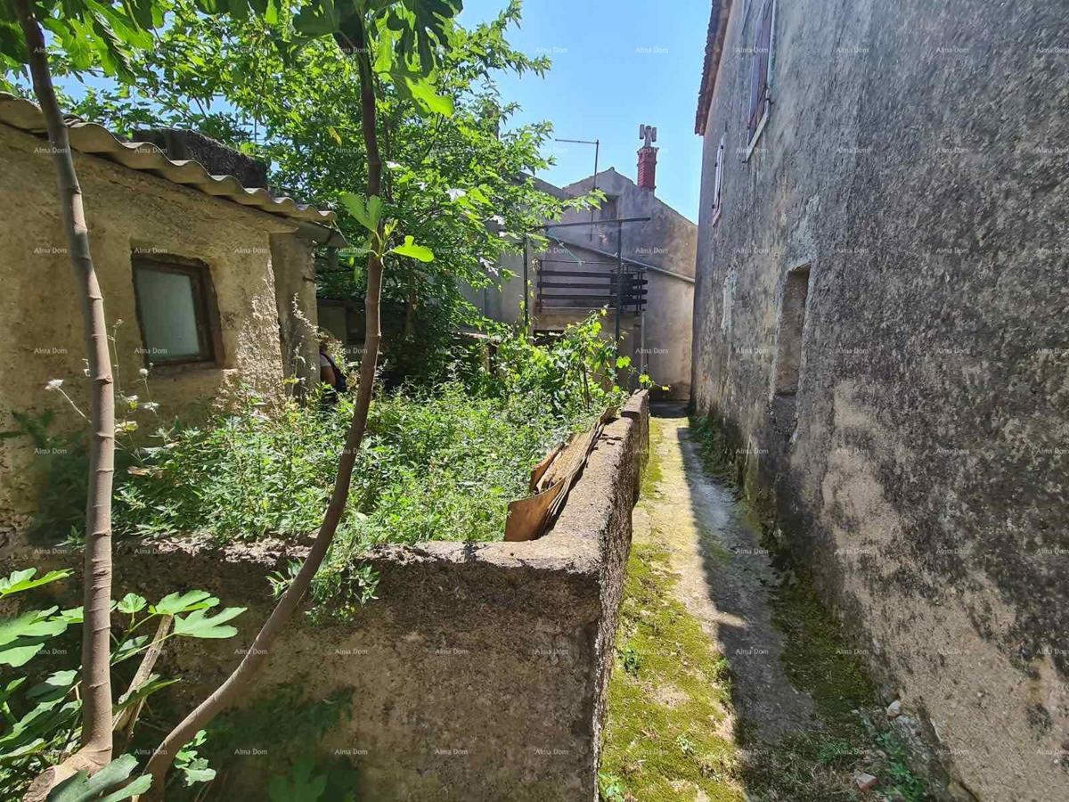Hiša v središču Marčane z vrtom.