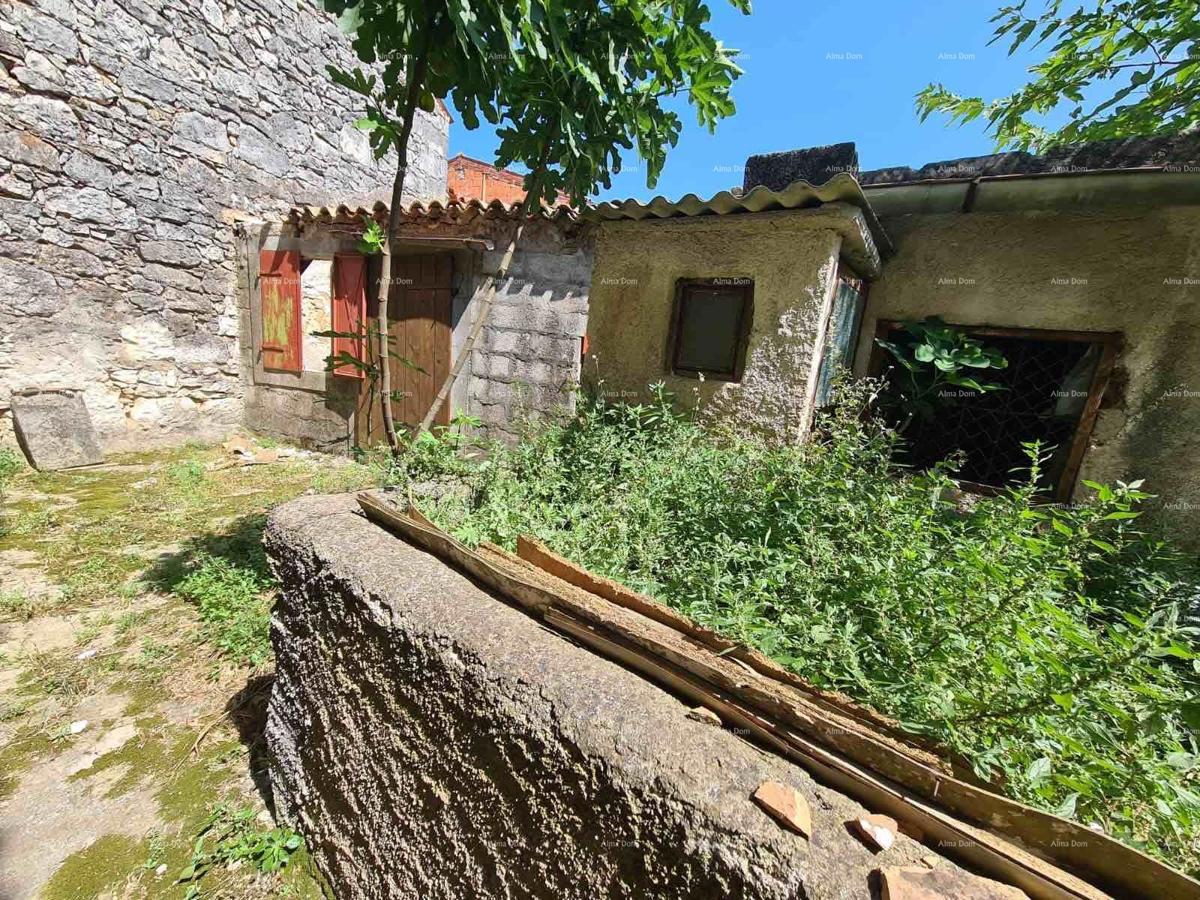 Hiša v središču Marčane z vrtom.
