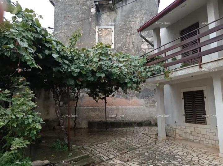 Hiša v središču Marčane z vrtom.