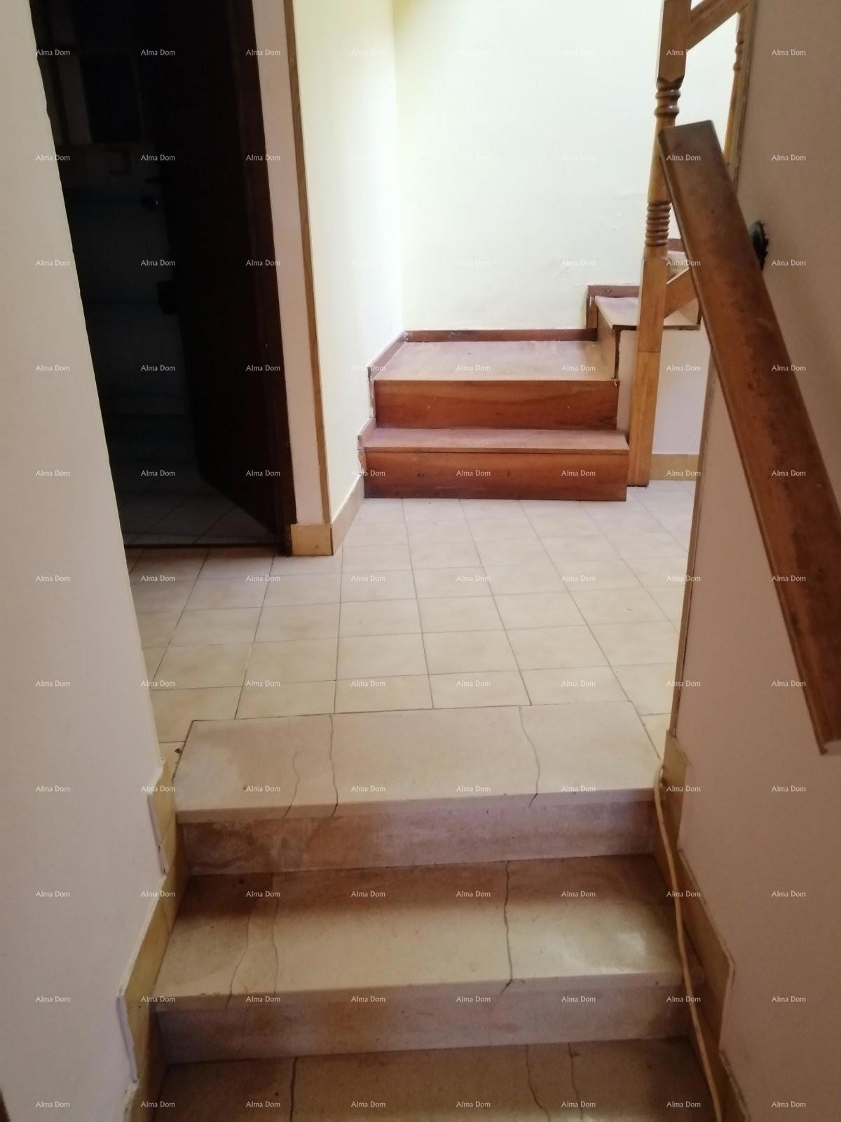 Hiša v središču Marčane z vrtom.
