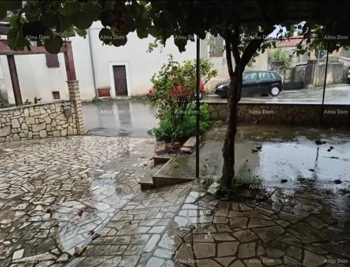 Hiša v središču Marčane z vrtom.