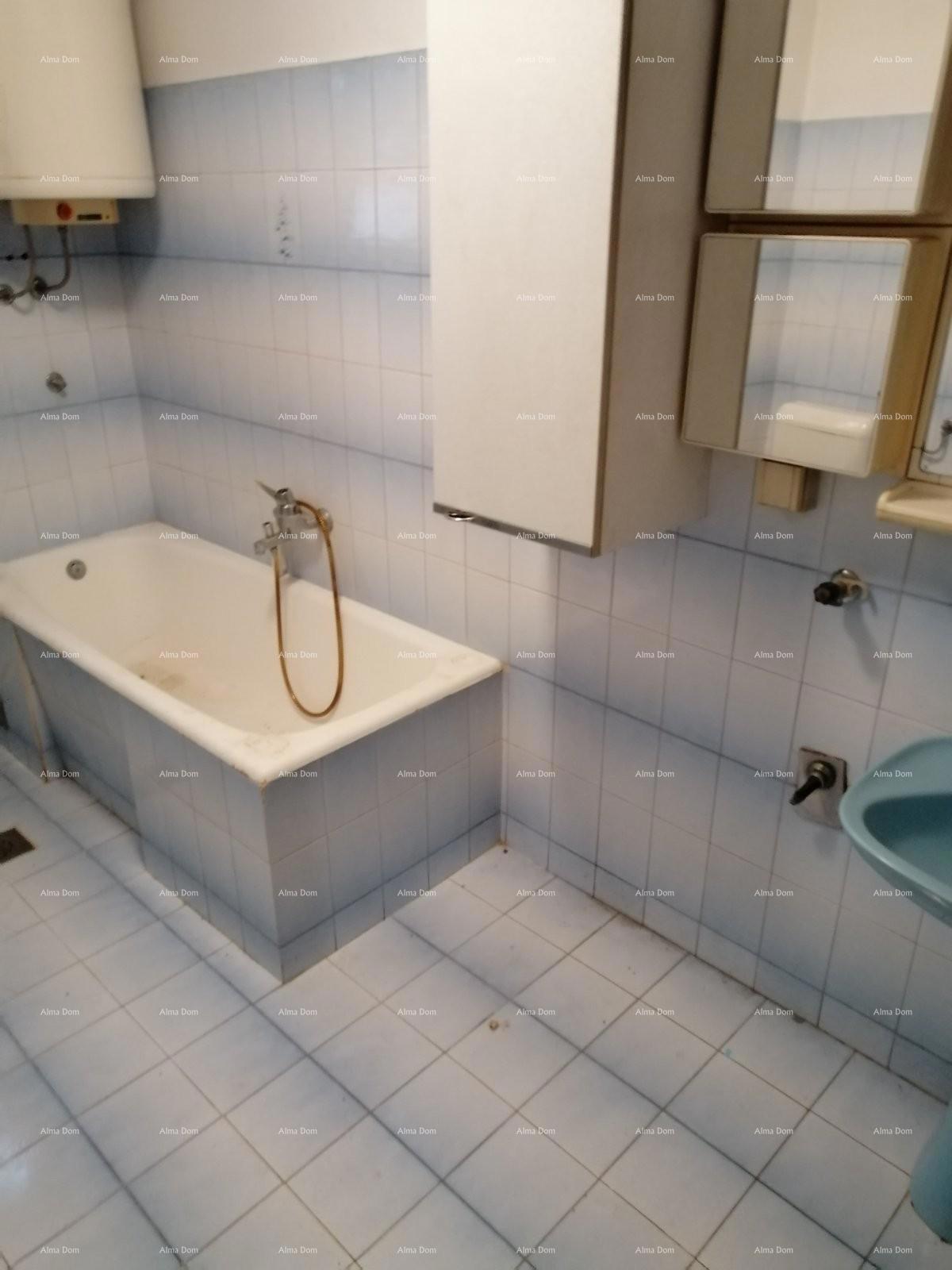 Hiša v središču Marčane z vrtom.