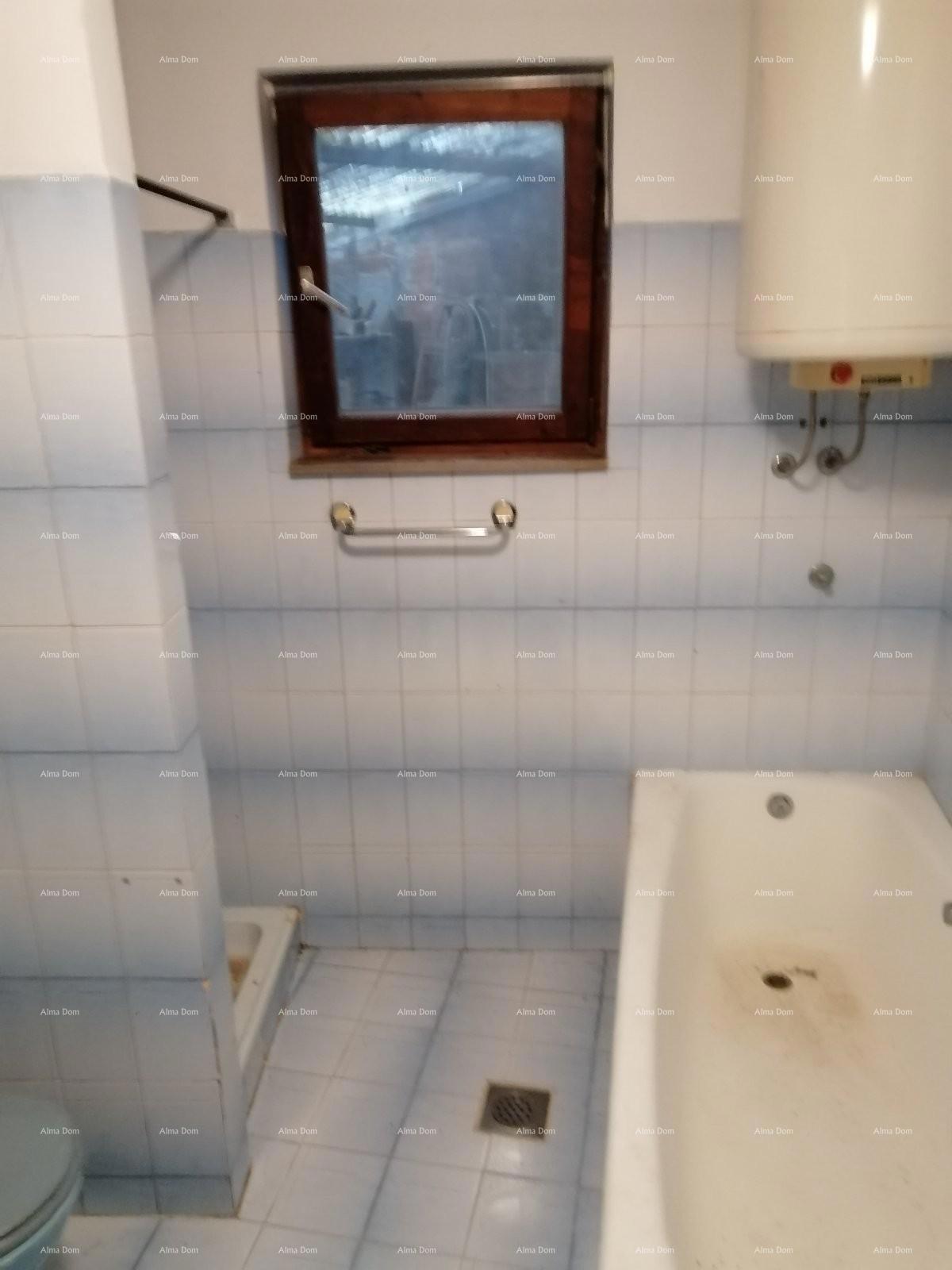 Hiša v središču Marčane z vrtom.