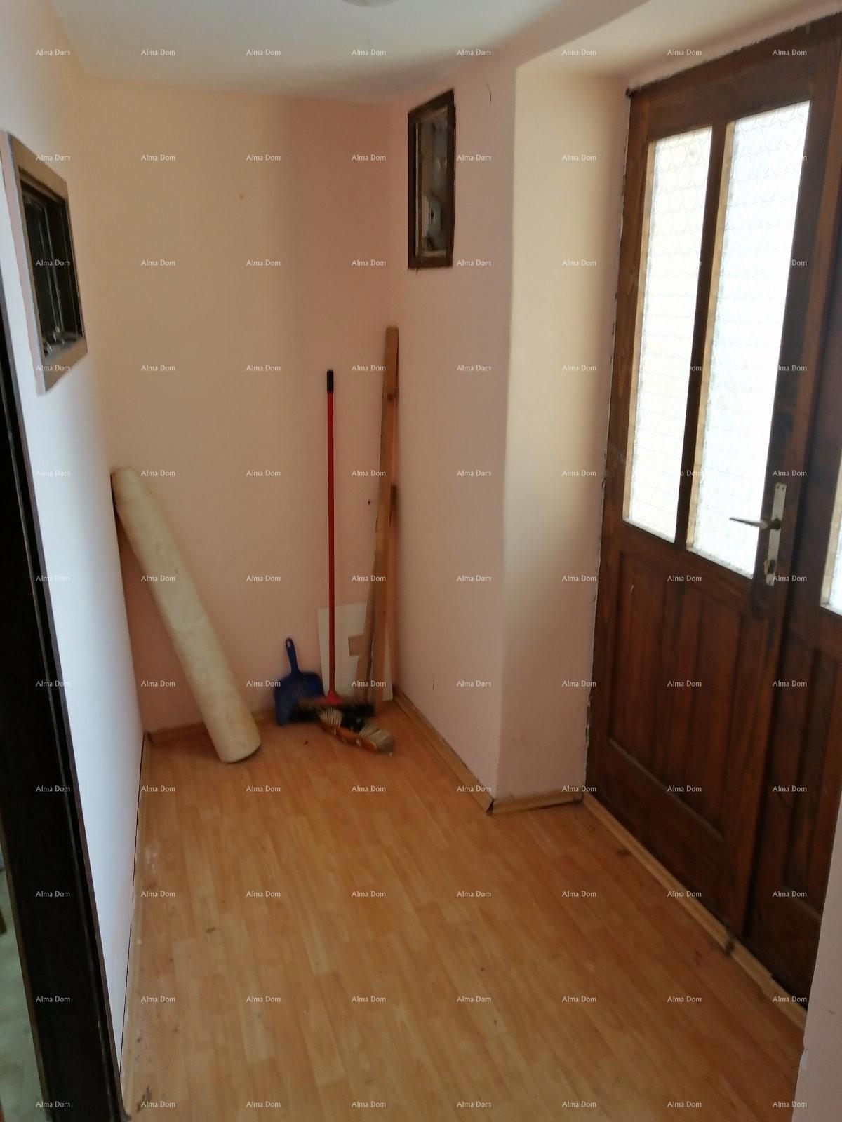 Hiša v središču Marčane z vrtom.