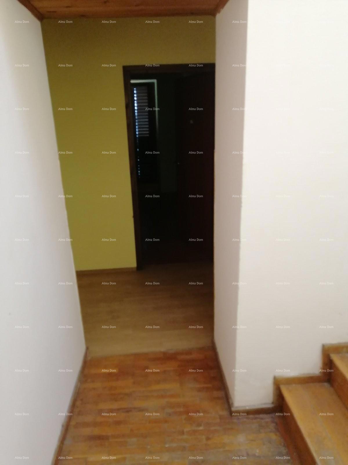 Hiša v središču Marčane z vrtom.