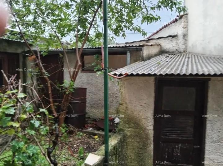 Hiša v središču Marčane z vrtom.
