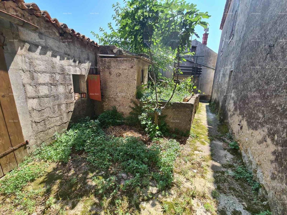 Hiša v središču Marčane z vrtom.
