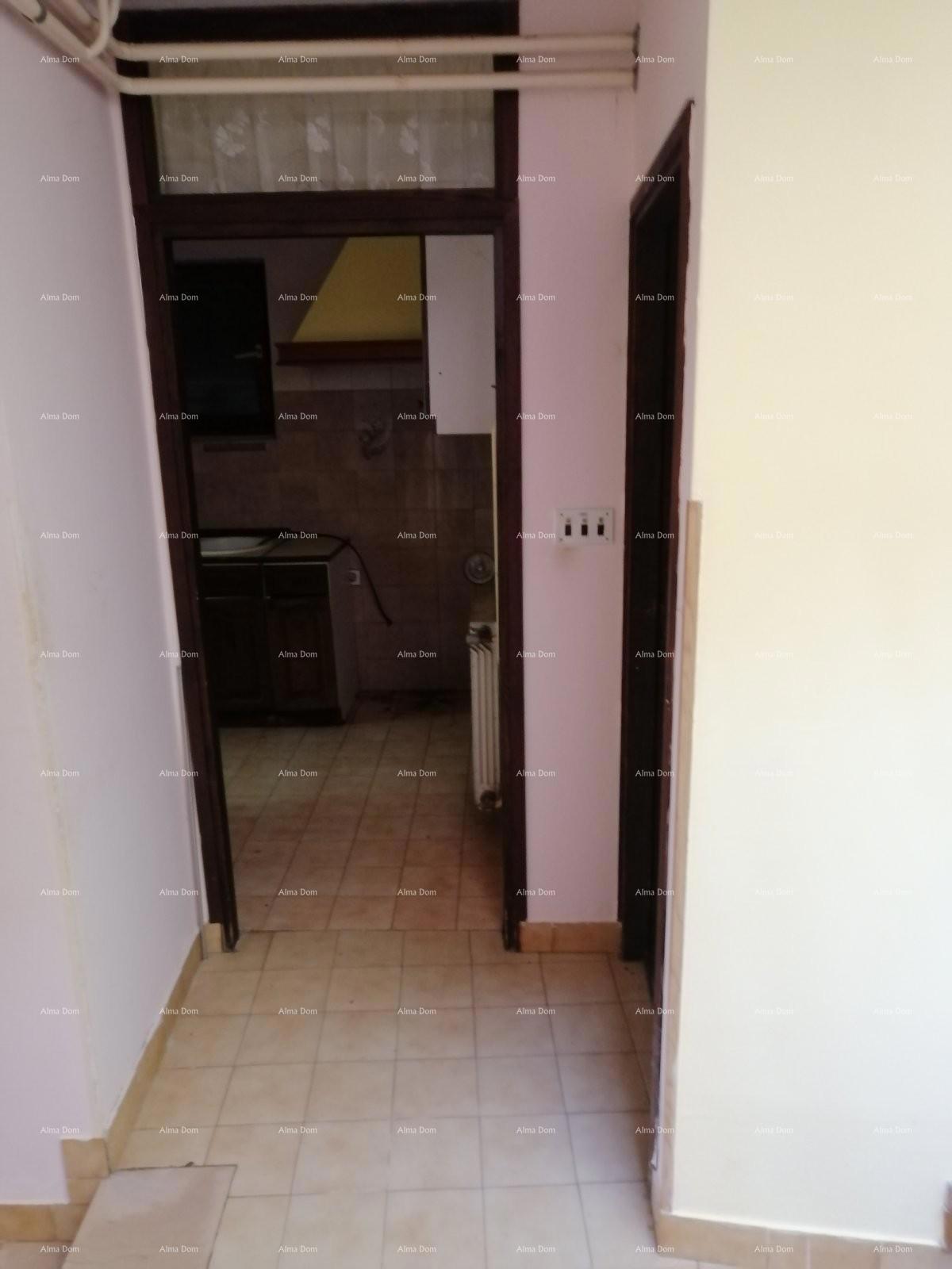 Hiša v središču Marčane z vrtom.