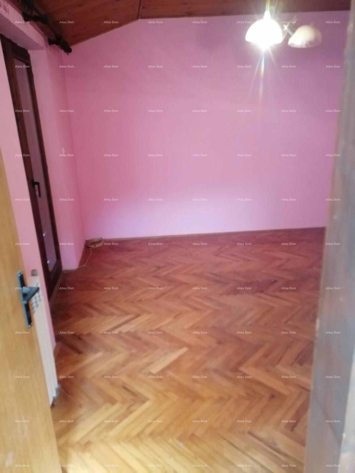 Hiša v središču Marčane z vrtom.