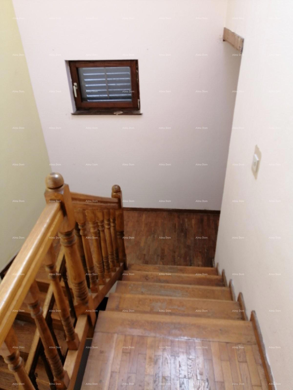 Hiša v središču Marčane z vrtom.