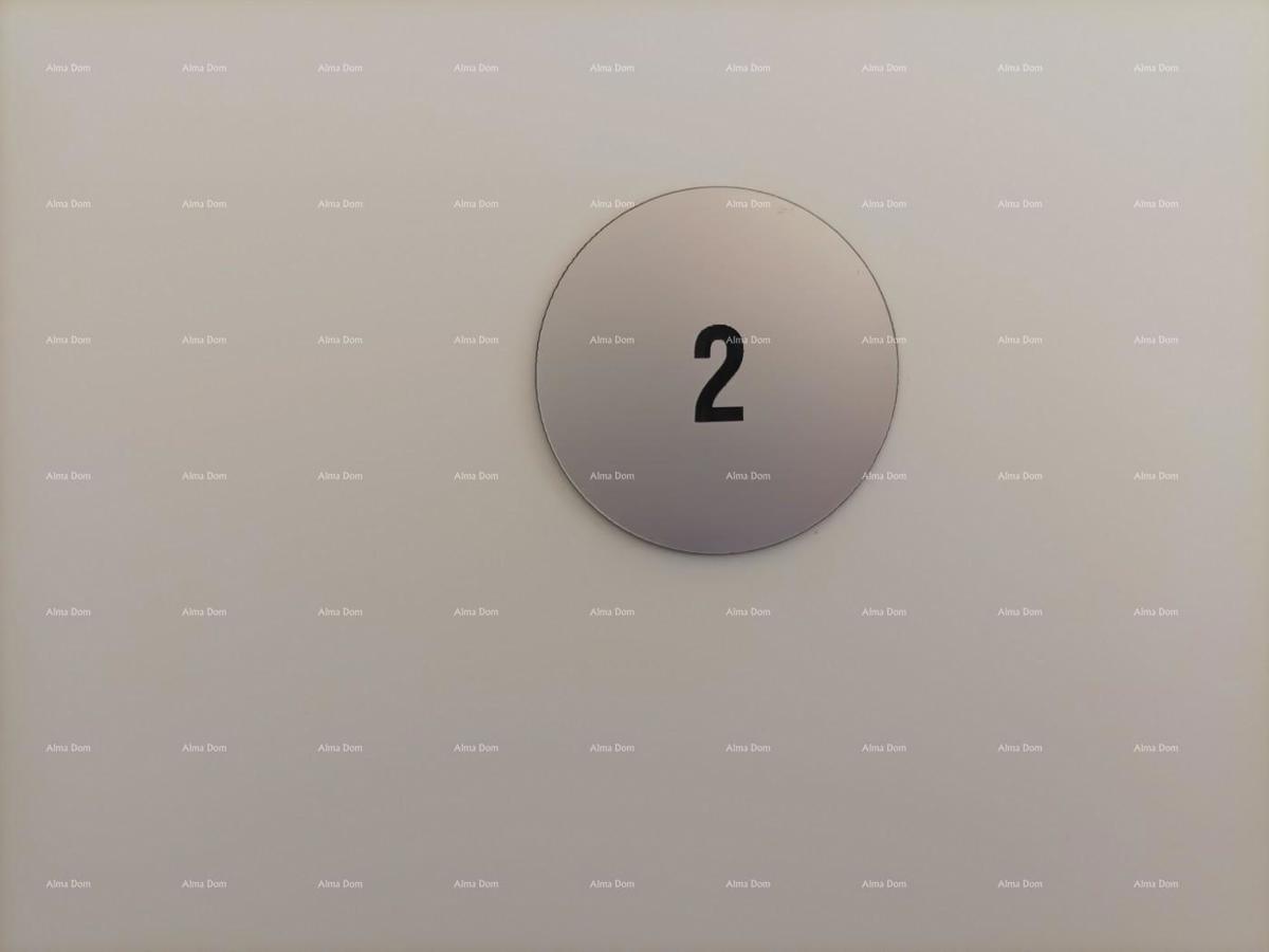 Pula Štinjan. Prodamo 2 stanovanji v 1. nadstropju s pripadajočim vrtom.