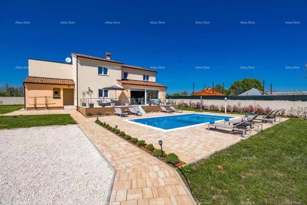 Luksuzna vila s bazenom na prodajo – Istra, okolica Barbana