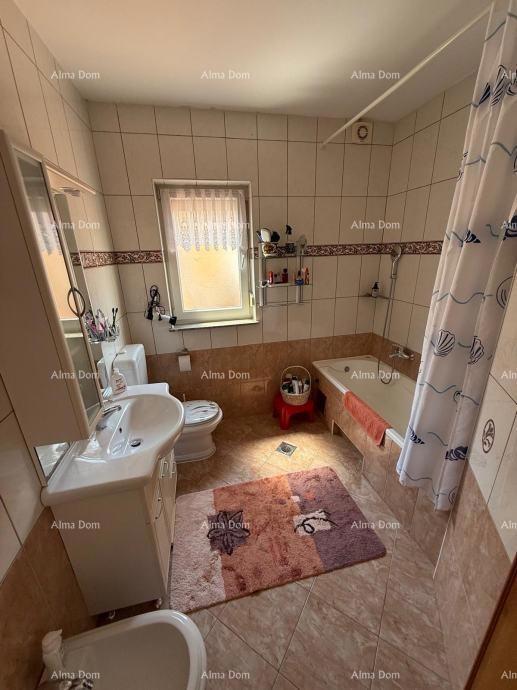 Na prodajo dvojna hiša v Poreču, 2 km od morja