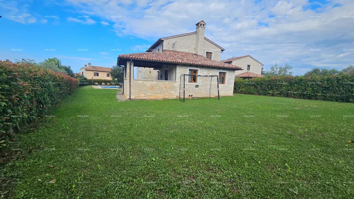 Prostrana hiša s bazenom v Svetem Lovreču - popoln dom za družino