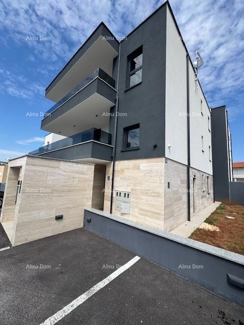 Namješten stan s 4 spalnice, vrtom in bazenom, 350 m od morja