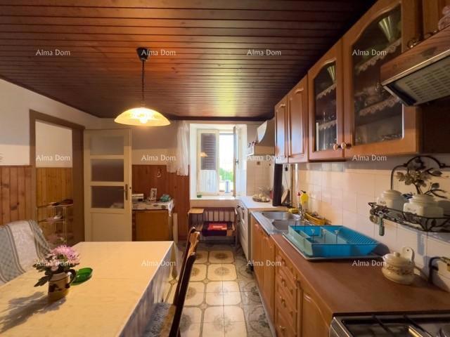 Prodajamo veliko samostojno hišo z velikim dvoriščem!