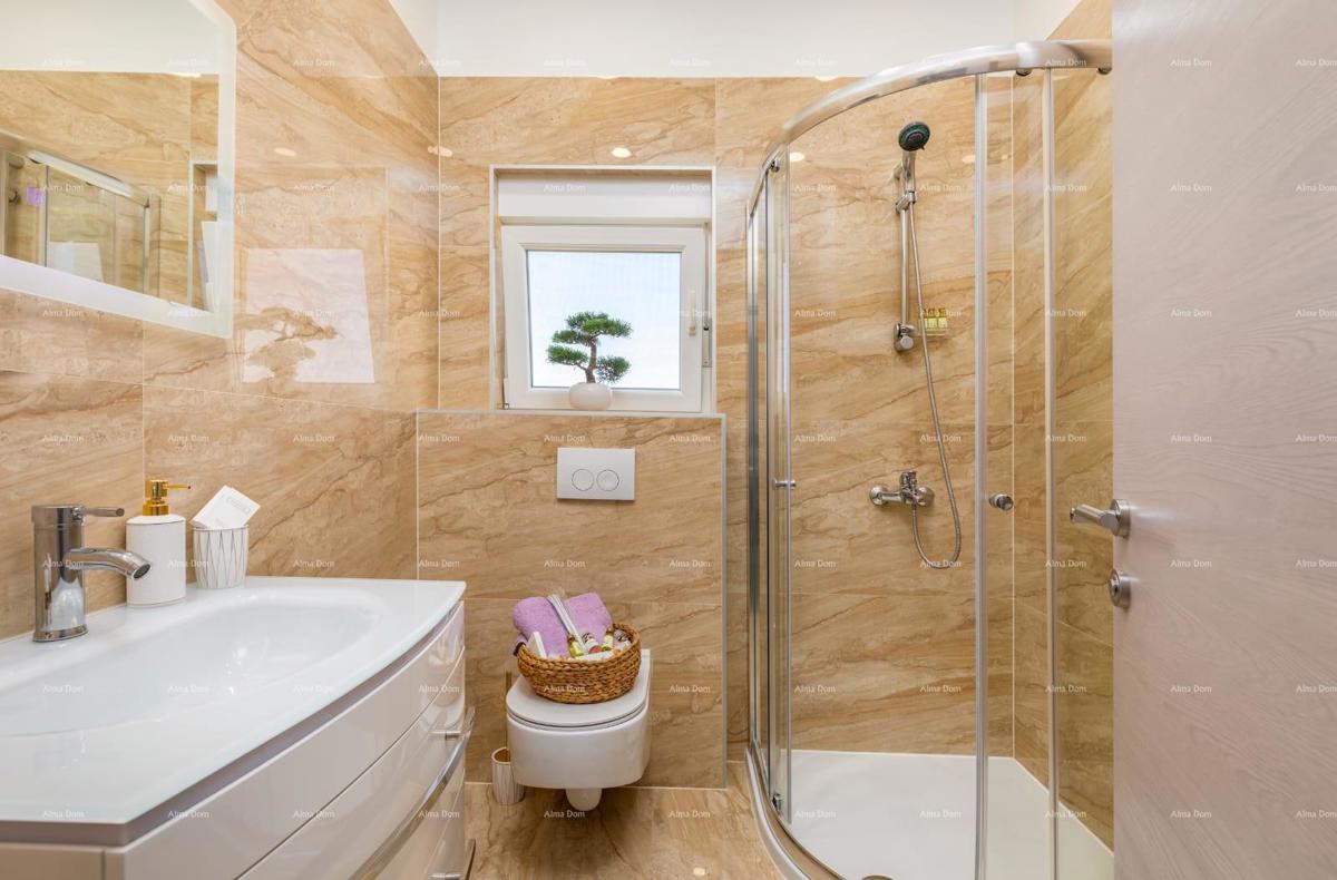 Pogled na morje! Prodaja stanovanja z dvema spalnicama in pokritim parkirnim mestom - Valbandon!